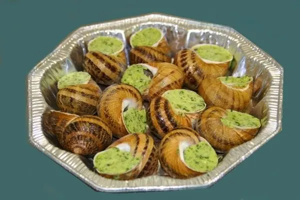 Escargots préparés au beurre persillé dans une barquette