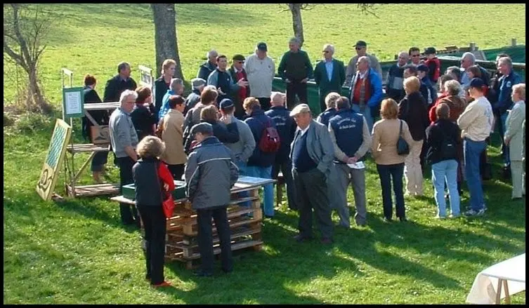 Un groupe écoute l'héliciculteur pendant une visite